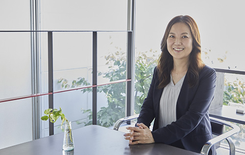 代表 鬼塚 睦子